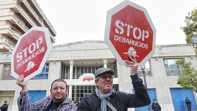 Gobierno y PSOE negocian «in extremis» la última propuesta sobre desahucios