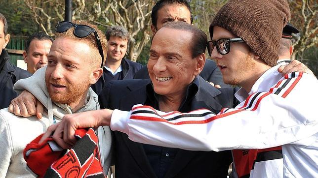 El vuelo de Berlusconi para «rescatar» al Milán