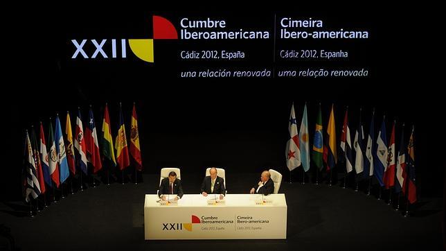 El Rey afirma en la Cumbre de Cádiz que, ante la crisis, las miradas se vuelven hacia Iberoamérica