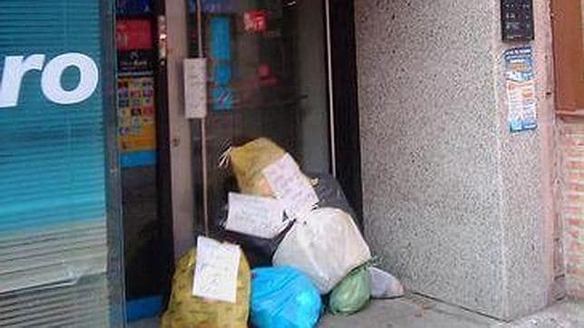 Iniciativa en Twitter #tubasuraalbanco: se pide que se lleven las basuras a los bancos