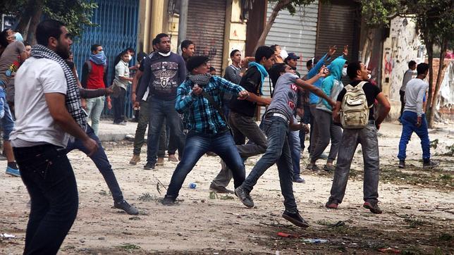 Un muerto y un estudio de Al Yazira incendiado en disturbios en El Cairo