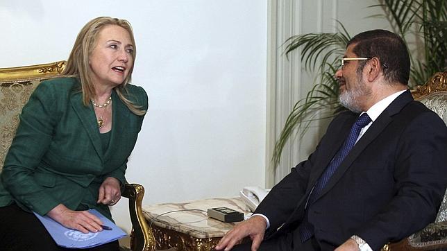 Mursi asume más poderes y ordena repetir los juicios por la muerte de manifestantes