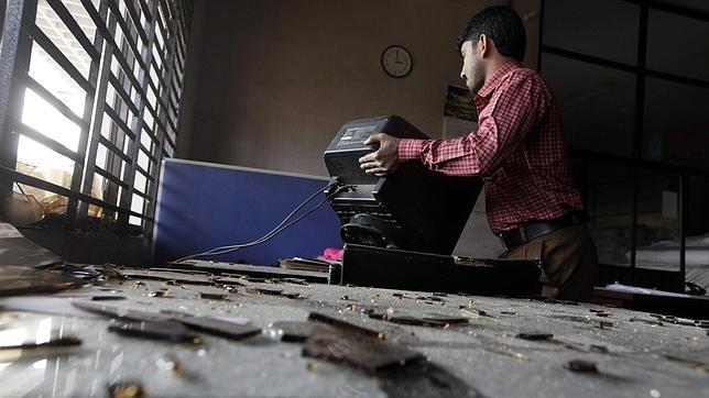 Detienen a tres trabajadores de la fábrica incendiada en Bangladesh por negligencia