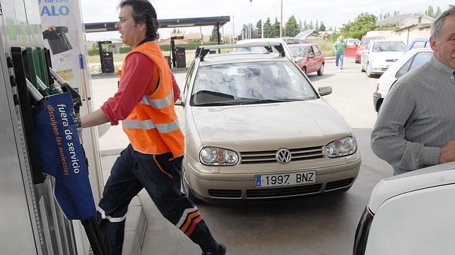 Los carburantes bajan los lunes, cuando se informa del precio a la UE, y suben los martes