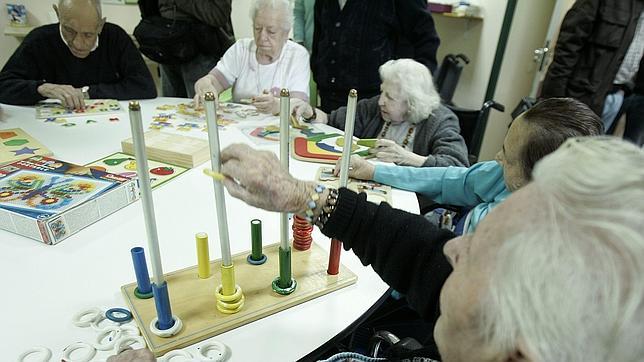 El Gobierno deja de pagar la cotización a la Seguridad Social de 85.000 cuidadores de dependientes