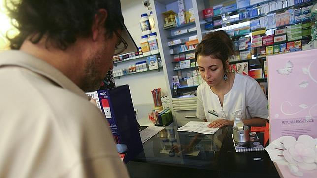Sanidad estudia dispensar en los hospitales diez fármacos con copago