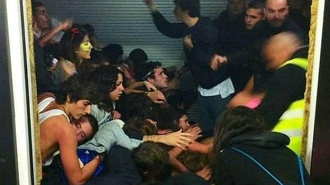 «¡Miles de ambulancias al Madrid Arena ya! ¡Hay miles de desmayos!»