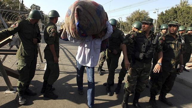 Aumenta la presión sobre Mursi para que suspenda el referéndum y retire el «decretazo»