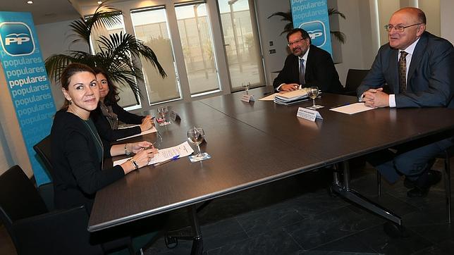 Cospedal recrimina a Mas que vea normal tener una cuenta en Suiza