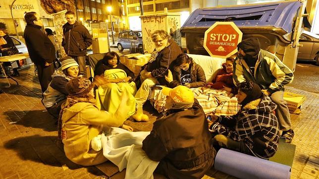 Los hipotecados pasan la noche al raso para evitar una sanción por instalar tiendas
