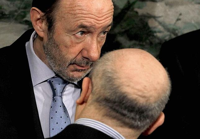 Rubalcaba, sobre Wert: «Más que como un toro, se ha comportado como un monaguillo obediente»