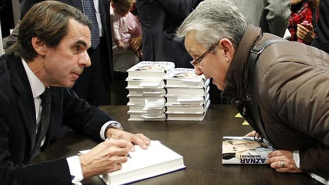 Aznar advierte a la izquierda de que «corre el grave riesgo de desaparecer»