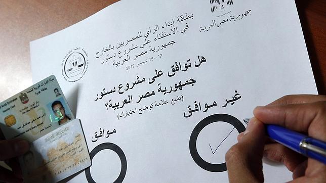 Más de 20.000 egipcios en el extranjero votan en el primer día del referéndum