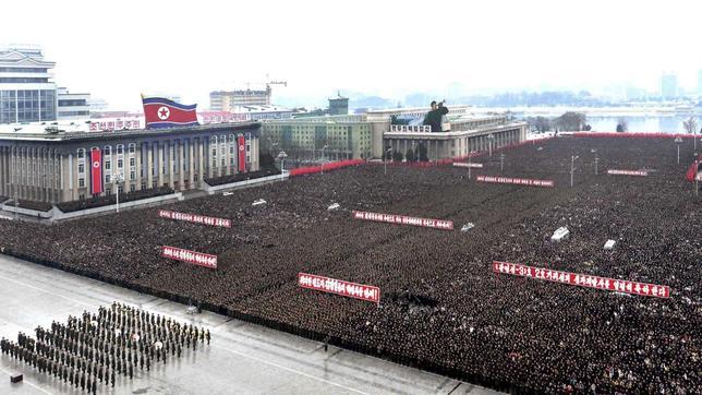 Multitudinaria celebración en Pyongyang por la puesta en órbita del cohete norcoreano