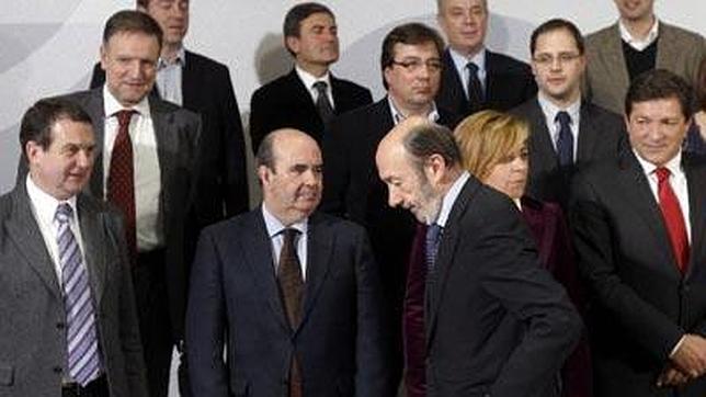 Rubalcaba y los barones dejarán hoy hasta 2014 las primarias para elegir candidato