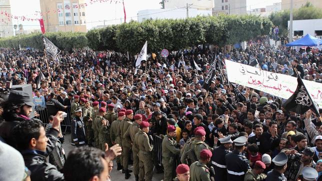 Apedreado el presidente de Túnez en la ciudad donde arrancó la Primavera Árabe