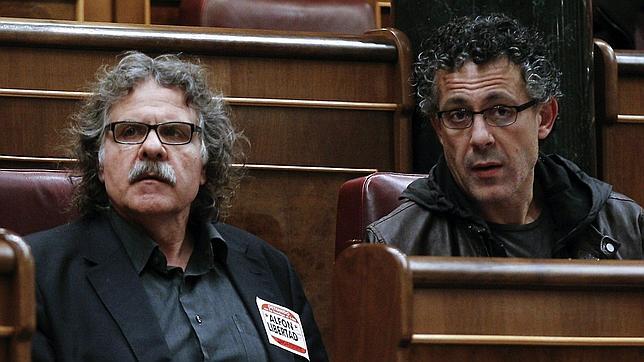 Diputados de Amaiur muestran en el Congreso pegatinas por el acercamiento de presos etarras