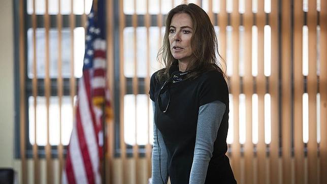 Más piedras, y algunas flores, en el camino de Kathryn Bigelow