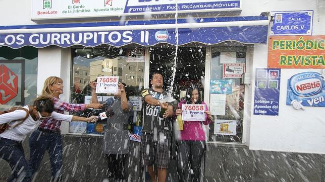 Lotería de Navidad 2012: María, vendedora de uno de los quintos premios, «Me siento como si me hubiera tocado a mi»