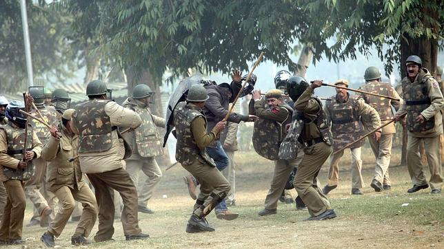 Crece la movilización popular en India por la violación de una joven en un autobús