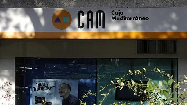 La banca ingresa menos por comisiones, pese a cobrar cada vez por más servicios