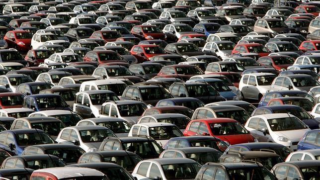 La venta de coches sufre su peor año desde 1989 con menos de 700.000 matriculaciones