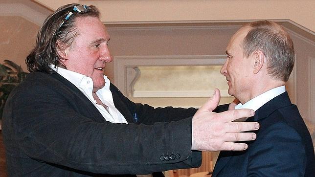 Vladímir Putin entrega a Gerard Depardieu su pasaporte ruso