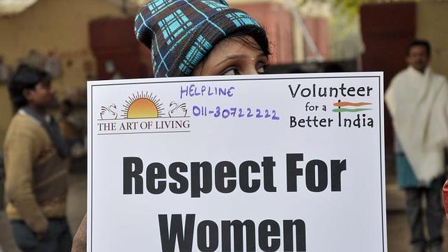 Comparecen ante la justicia india cinco acusados de violar y matar a una joven