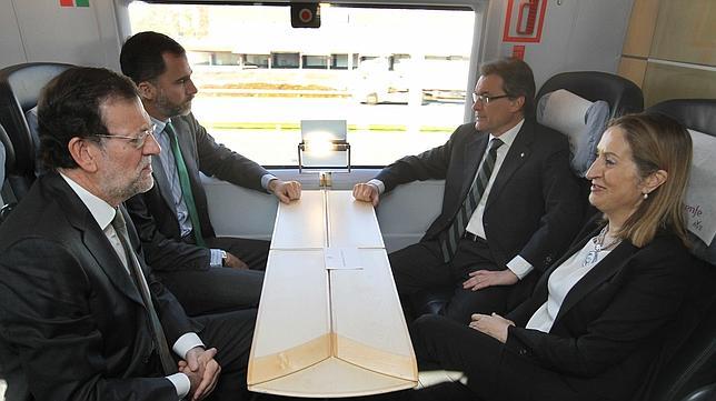 Rajoy y Mas se reencuentran en el AVE tras meses de tensión independentista