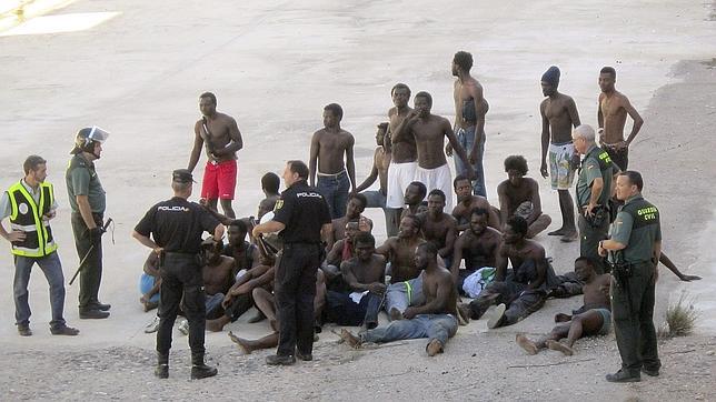 El CETI de Melilla acoge casi a 900 inmigrantes, el doble de su capacidad