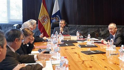 Tres viceconsejerías menos y reducción de cargos de confianza y altos cargos en el gobierno canario