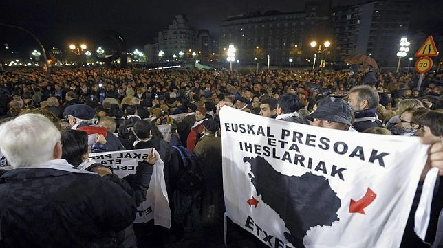 «Exhibir fotos de etarras pidiendo su acercamiento supone ensalzarlos»