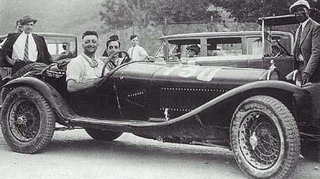 Esquerda Enzo Ferrari, fundador da ferrari que morreu em 1988. A