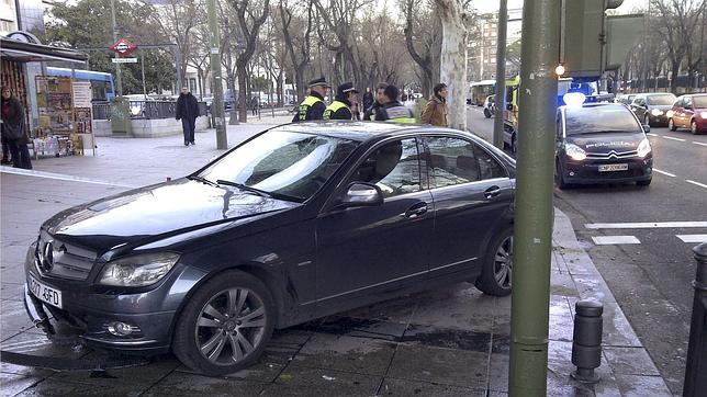 Un conductor se sube a la acera en pleno Paseo de la Castellana y atropella a dos personas