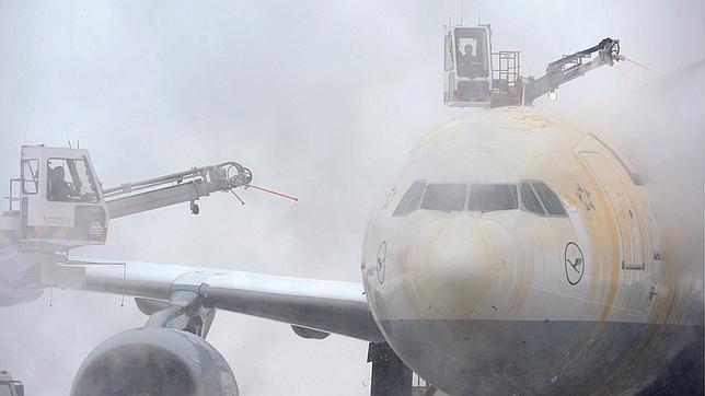 El temporal que castiga Europa colapsa el tráfico aéreo