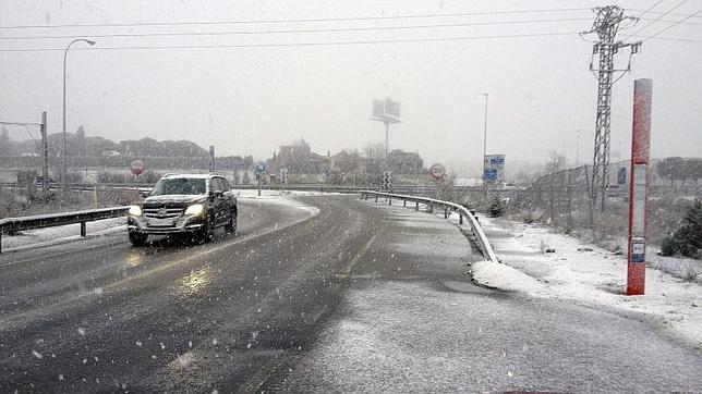 Más de 100 km de atascos en las carreteras de Madrid por la nieve