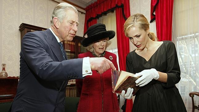 Gillian Anderson consigue los fondos para la primera estatua de Dickens en el Reino Unido