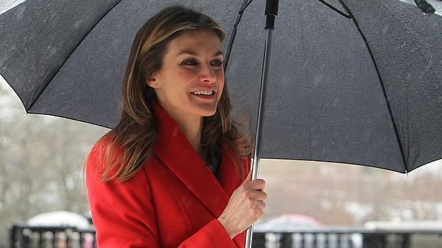 La Princesa Letizia vuelve a deslumbrar de rojo