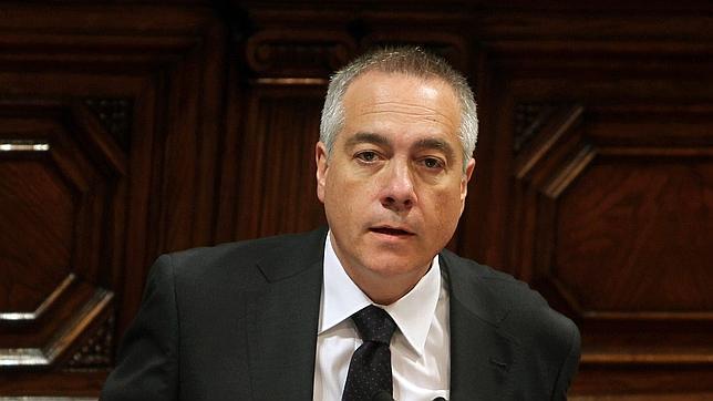 Navarro admite que el PSC tiene un problema y estudia sancionar a los diputados díscolos