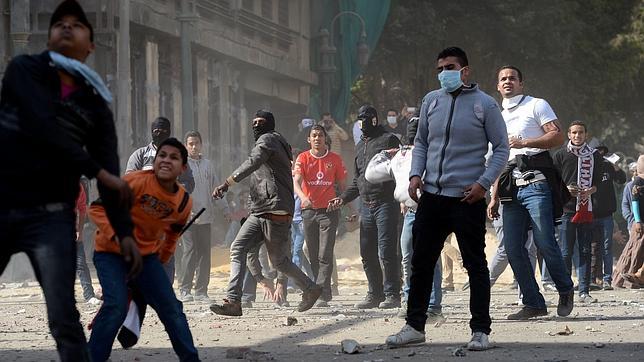 Manifestantes incendian la sede de los Hermanos Musulmanes en Ismailia