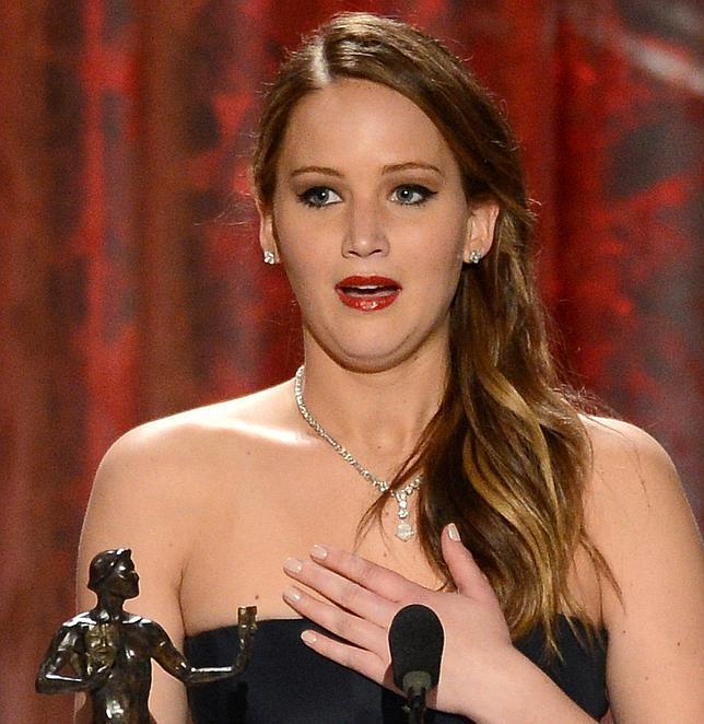 Jennifer Lawrence pierde parte de su vestido al recoger el premio del Sindicato de Actores