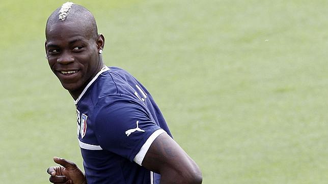 Balotelli ficha por el Milán hasta 2017