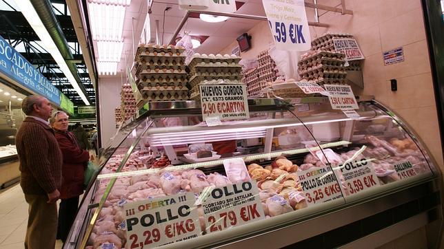 Más fruta, pollo y patatas y menos aceite de oliva en las mesas españolas