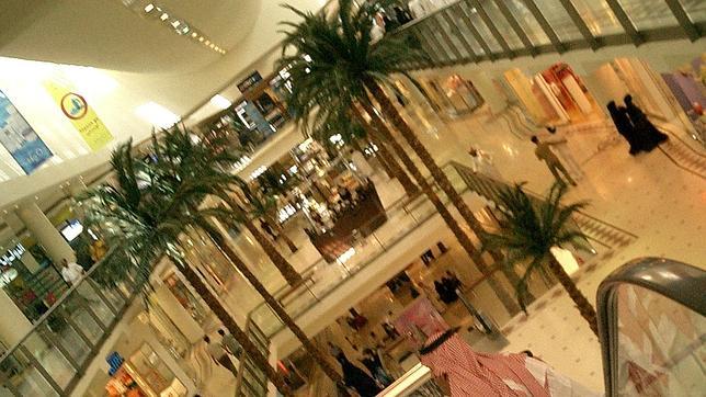 Levantan muros para separar a hombres y mujeres en las tiendas de Arabia Saudí