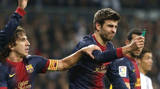 Puyol evitó que Piqué entregara un mechero al árbitro