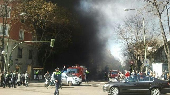 Quince coches afectados en un aparatoso incendio desatado en un garaje de Ortega y Gasset en Madrid