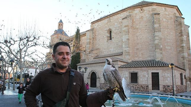Halcones, guardianes de iglesias