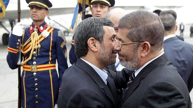 Ahmadineyad se reúne con Mursi en El Cairo en una histórica visita