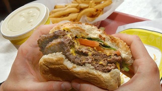 Irlanda investiga el hallazgo de más carne de caballo en sus hamburguesas