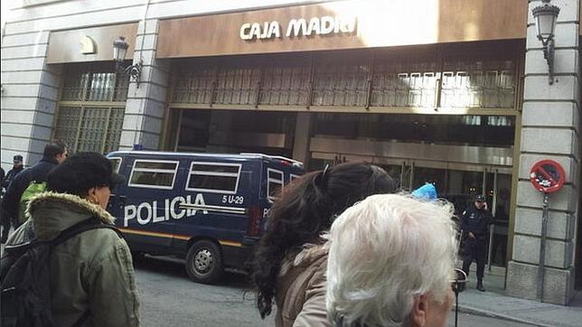 La Policía Desaloja La Acampada Ante La Sede De Bankia En Madrid